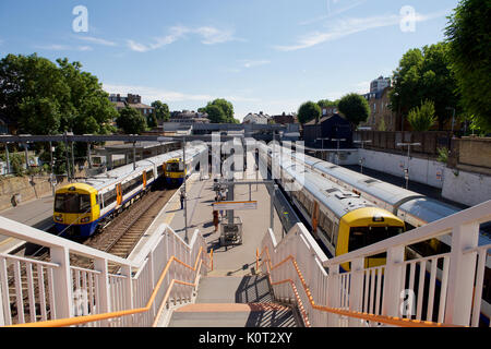 London Overground i treni a Highbury & Islington Station di Londra Foto Stock