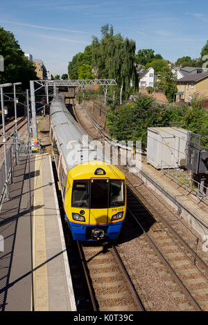 London Overground treno a Highbury & Islington Station di Londra Foto Stock