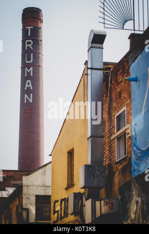 Il vecchio Truman Brewery chimney in Brick Lane. Londra, 2017. Formato verticale. Foto Stock