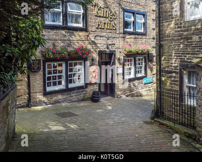 Il Kings Arms Pub in un vicolo a Haworth West Yorkshire Inghilterra Foto Stock