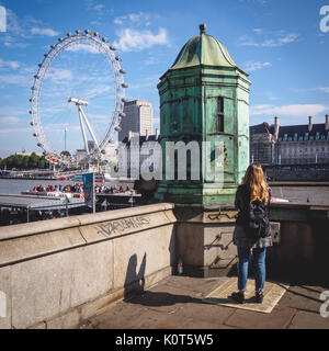 Tourist vicino al Westminster Bridge e il Millennium Pier a Londra (UK). Luglio 2017. Formato quadrato. Foto Stock