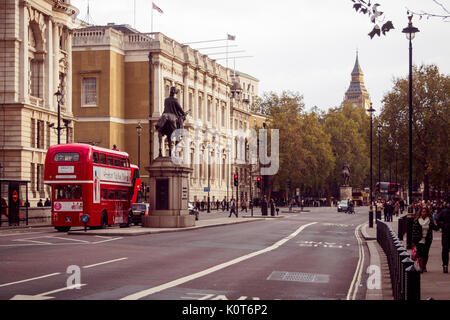 Bus Vintage in Whitehall. Londra, 2016. Formato orizzontale. Foto Stock