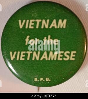 Un anti-guerra del Vietnam protesta perno con uno sfondo verde che caratteristiche off-white scritte che recita "Vietnam per il vietnamita', è stata prodotta dallo studente la pace europea. 1970. Foto Stock