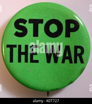 Un anti-guerra del Vietnam protesta pin costituito da uno sfondo verde e il testo che legge 'Stop la guerra", 1968. Foto Stock