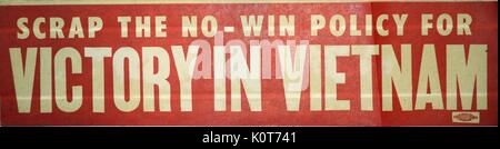 Un bumpersticker che sia di sostegno dei militari americani azione durante la Guerra del Vietnam, è costituito da uno sfondo rosso con testo bianco che recita "crap il no-win politica per la vittoria in Vietnam", 1968. Foto Stock