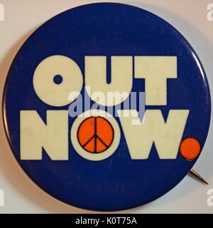 Un anti-guerra del Vietnam protesta il pin che contiene il testo "Fuori ora' con un segno di pace che compongono la porzione interna del 'o' nella parola "oggi", 1968. Foto Stock