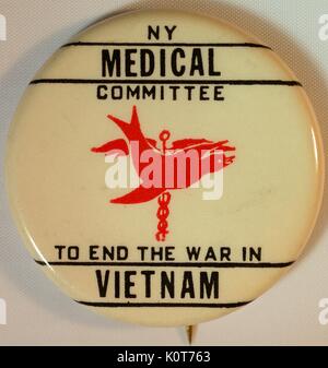 Un anti-guerra del Vietnam protesta pin creato dalla New York Commissione medica, si legge "NY Commissione Medica per mettere fine alla guerra nel Vietnam" e dispone di un simbolo di medicina e una colomba, 1968. Foto Stock