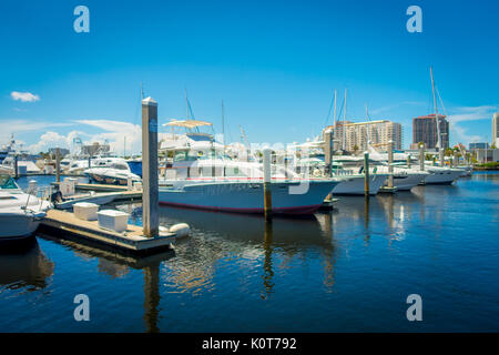 FORT LAUDERDALE, STATI UNITI D'AMERICA - Luglio 11, 2017: una linea di imbarcazioni esposte per la vendita al Fort Lauderdale International Boat Show Foto Stock