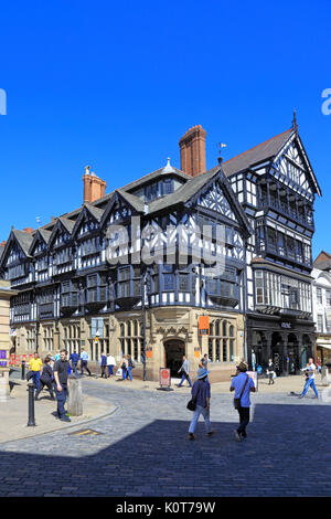 Bianco e nero Tudor edifici all'angolo di Eastgate Street e St Werburgh Street, Chester, Cheshire, Inghilterra, Regno Unito. Foto Stock