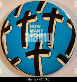 Un anti-guerra del Vietnam protesta il pin che offre uno sfondo blu e le immagini in bianco e nero di croci, presenta anche il testo 'quante più?", 1970. Foto Stock