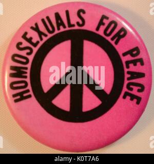 Un anti-guerra del Vietnam protesta il pin che offre un sfondo rosa e un simbolo di pace in nero, che contiene il testo "omosessuali per la pace". 1970. Foto Stock