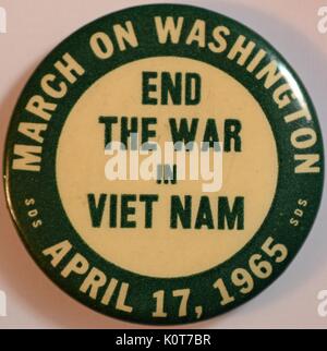 Un anti-guerra del Vietnam il pin che offre il testo 'fine alla guerra nel Vietnam' nel centro, testo di lettura 'Marco su Washington " e " 17 aprile 1965 " correre lungo il bordo esterno, contiene anche la sigla "DS" per gli studenti per una società democratica che è stato il gruppo che ha organizzato il mese di marzo, 1965. Foto Stock