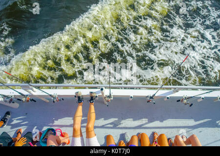 FORT LAUDERDALE, STATI UNITI D'AMERICA - Luglio 11, 2017: vista aerea di persone non identificate hanno di fronte un canne da pesca in una grande barca a Fort Lauderdale, Florida Foto Stock