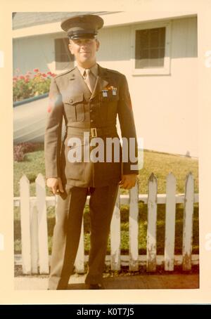 Una fotografia della marina degli Stati Uniti Charles M. Bollinger nel suo abito uniforme che offre i suoi nastri militare e distintivi, egli era un operatore radio nel 2° Battaglione Marines 4, 1968. Foto Stock