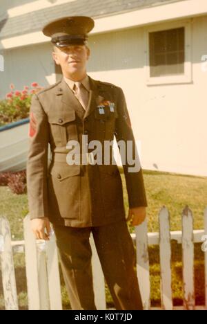 Una fotografia della marina degli Stati Uniti Charles M. Bollinger nel suo abito uniforme che offre i suoi nastri militare e distintivi, egli era un operatore radio nel 2° Battaglione Marines 4, 1968. Foto Stock