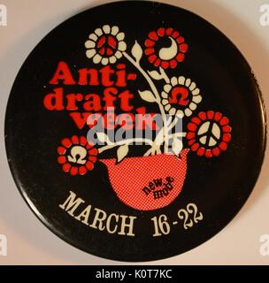 Un anti-guerra del Vietnam protesta il pin che contiene il testo "Settimana Anti-Draft' e 'Marco 16-22', dispone anche di un vaso di fiori con fiori che contengono simboli di pace, yin e yangs e omegas per rappresentare la fine di 1970. Foto Stock