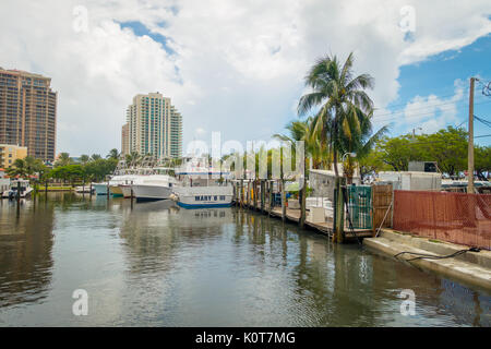 FORT LAUDERDALE, STATI UNITI D'AMERICA - Luglio 11, 2017: molte barche visualizzato in un molo a Fort Lauderdale, Florida Foto Stock