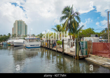 FORT LAUDERDALE, STATI UNITI D'AMERICA - Luglio 11, 2017: molte barche visualizzato in un molo a Fort Lauderdale, Florida Foto Stock