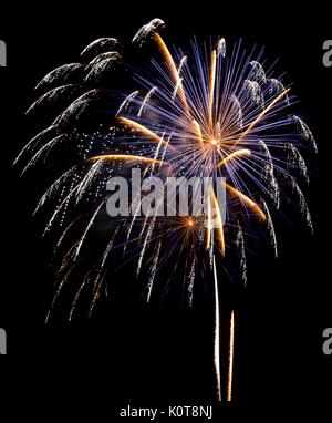 Blu e arancione scoppiare i fuochi d'artificio del 4 luglio. Foto Stock