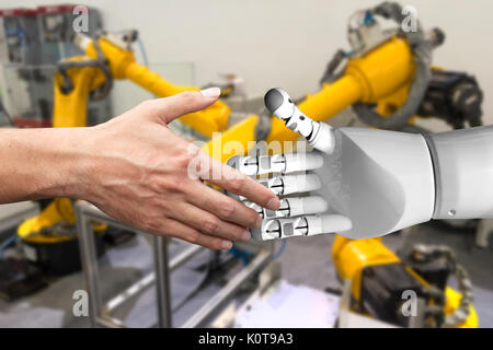 Intelligenza artificiale (AI) advisor o robo-consigliere tecnologia. Stringe la mano di maschio e automazione robot con blur braccio di automazione in fabbrica smart Foto Stock