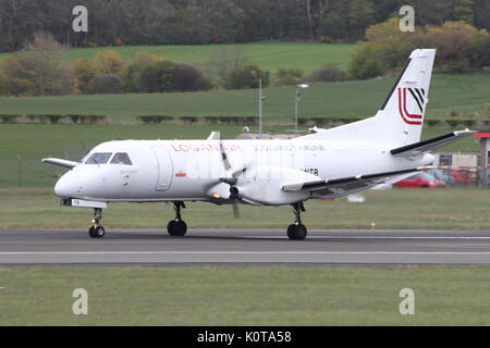 G-GNTB, una Saab 340 azionato da Loganair, durante il corso di formazione a Glasgow Prestwick International Airport in Ayrshire. Foto Stock