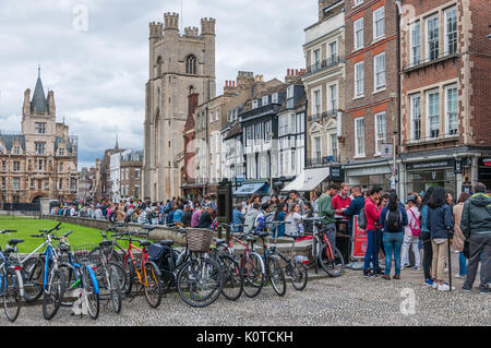 I turisti e gli amanti dello shopping in Kings Parade, Cambridge, Inghilterra, Regno Unito Foto Stock