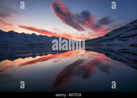 Colorato tramonto riflessioni in costa Hamarsfjordur, Islanda Foto Stock