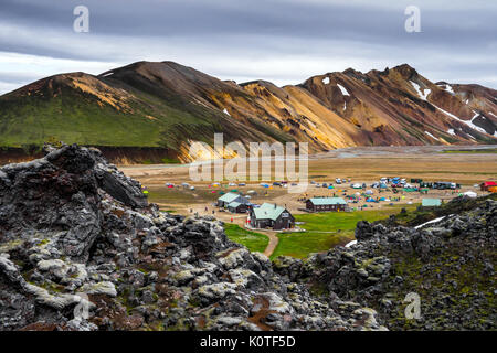 Landmannalaugar Camp tra montagne colorate e i campi di lava, Islanda Foto Stock