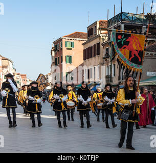 Venezia,l'Italia,26 Febbraio 2011:sfilata di un tradizionale via medievale orchestra marching in una sfilata di costumi durante il Carnevale di Venezia giorni. Foto Stock