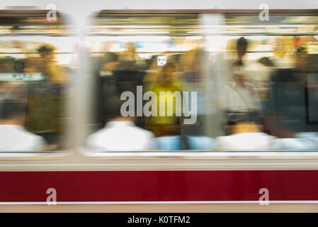 Treno della metropolitana a Tokyo jam pieno di pendolari Foto Stock