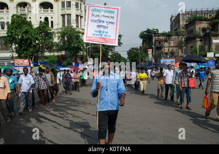 Sara Bangla Motor Van Chalok europea membri, sotto AIUTUC ha organizzato una manifestazione di protesta pacifica rally e archiviato un sette volte esige deputazione per il Bengala Occidentale del ministro del Lavoro, il 23 agosto 2017 in Kolkata, Bengala occidentale. Sara Bangla Motor Van Chalok europea membri, sotto AIUTUC ha organizzato una manifestazione di protesta pacifica rally e archiviato un sette volte esige deputazione per il Bengala Occidentale del ministro del Lavoro, il 23 agosto 2017 a Calcutta. (Foto di Avijit Ghosh / Pacific Stampa) Foto Stock