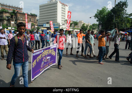 Sara Bangla Motor Van Chalok europea membri, sotto AIUTUC ha organizzato una manifestazione di protesta pacifica rally e archiviato un sette volte esige deputazione per il Bengala Occidentale del ministro del Lavoro, il 23 agosto 2017 in Kolkata, Bengala occidentale. (Foto di Avijit Ghosh / Pacific Stampa) Foto Stock