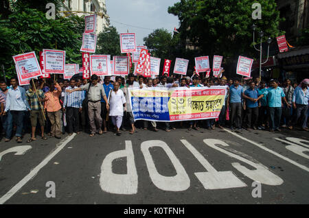 Sara Bangla Motor Van Chalok europea membri, sotto AIUTUC ha organizzato una manifestazione di protesta pacifica rally e archiviato un sette volte esige deputazione per il Bengala Occidentale del ministro del Lavoro, il 23 agosto 2017 in Kolkata, Bengala occidentale. (Foto di Avijit Ghosh / Pacific Stampa) Foto Stock
