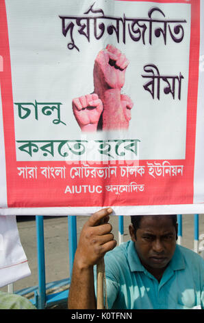 Sara Bangla Motor Van Chalok europea membri, sotto AIUTUC ha organizzato una manifestazione di protesta pacifica rally e archiviato un sette volte esige deputazione per il Bengala Occidentale del ministro del Lavoro, il 23 agosto 2017 a Calcutta. (Foto di Avijit Ghosh / Pacific Stampa) Foto Stock