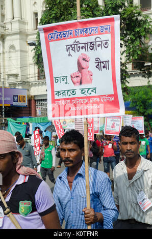 Sara Bangla Motor Van Chalok europea membri, sotto AIUTUC ha organizzato una manifestazione di protesta pacifica rally e archiviato un sette volte esige deputazione per il Bengala Occidentale del ministro del Lavoro, il 23 agosto 2017 in Kolkata, Bengala occidentale. (Foto di Avijit Ghosh / Pacific Stampa) Foto Stock