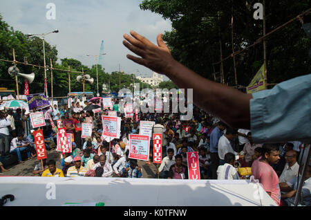 Sara Bangla Motor Van Chalok europea membri, sotto AIUTUC ha organizzato una manifestazione di protesta pacifica rally e archiviato un sette volte esige deputazione per il Bengala Occidentale del ministro del Lavoro, il 23 agosto 2017 a Calcutta. (Foto di Avijit Ghosh / Pacific Stampa) Foto Stock