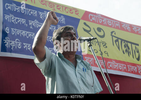 Sara Bangla Motor Van Chalok europea membri, sotto AIUTUC ha organizzato una manifestazione di protesta pacifica rally e archiviato un sette volte esige deputazione per il Bengala Occidentale del ministro del Lavoro, il 23 agosto 2017 a Calcutta. (Foto di Avijit Ghosh / Pacific Stampa) Foto Stock
