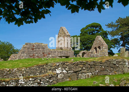 Rovine della storica del XIII secolo Saint Blane il convento e la chiesa contro il cielo blu sull isola di Bute, Scozia Foto Stock