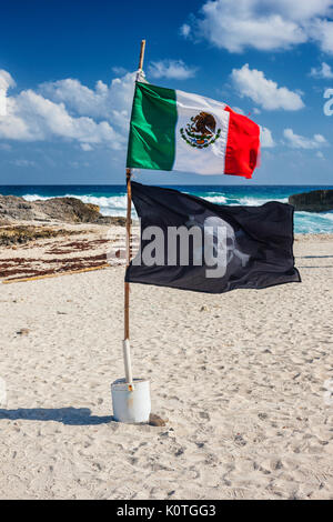 Messicana e pirat bandiera su Cozumel BEACH Foto Stock