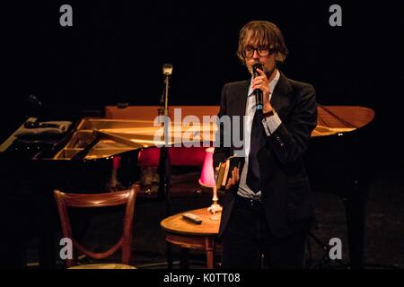 Edinburgh, Regno Unito. 23 Ago, 2017. Jarvis Cocker & Peperoncino Gonzales eseguire una canzone-ciclo che immagina gli ospiti della camera 29 a Holywood's Hotel Chateau Marmont. Essi svolgono presso il King's Theatre, Edimburgo come parte dell'Edinburgh International Festival dal 22 - 24 agosto 2017. Credito: ricca di Dyson/Alamy Live News Foto Stock