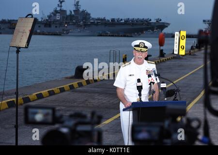 Stati Uniti Adm. Scott Swift, comandante della U.S. Flotta del Pacifico, parla di news media al Changi Base Navale dopo la collisione del USS John S. McCain con un civile nave cisterna Agosto 22, 2017 a Singapore. Il guidato-missile destroyer subito danni significativi mentre in corso ad est dello Stretto di Malacca risultante in dieci marinai mancanti e creduto morto. Foto Stock