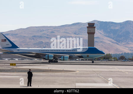 Reno, Nevada, Stati Uniti d'America. 23 Ago, 2017. Presidente TRUMP arriva su Air Force One a Reno in Nevada, mercoledì 23 agosto, 2017. Trump è di lingua presso la American Legion convenzione presso la Reno-Sparks Convention Center. La American Legion è un tempo di guerra associazione dei veterani che spesso mantiene la sua convenzione annuale al Reno-Sparks Convention Center. Credito: ZUMA Press, Inc./Alamy Live News Foto Stock