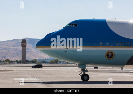 Reno, Nevada, Stati Uniti d'America. 23 Ago, 2017. Presidente TRUMP arriva su Air Force One a Reno in Nevada, mercoledì 23 agosto, 2017. Trump è di lingua presso la American Legion convenzione presso la Reno-Sparks Convention Center. La American Legion è un tempo di guerra associazione dei veterani che spesso mantiene la sua convenzione annuale al Reno-Sparks Convention Center. Credito: ZUMA Press, Inc./Alamy Live News Foto Stock