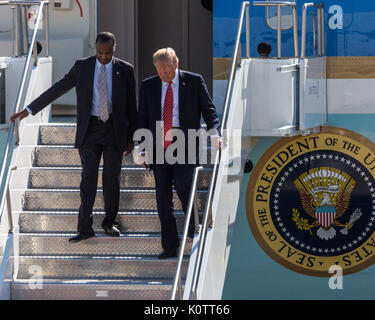 Reno, Nevada, Stati Uniti d'America. 23 Ago, 2017. Presidente TRUMP E BEN CARSON uscire dalla Air Force One, a Reno in Nevada, mercoledì 23 agosto, 2017. Trump è di lingua presso la American Legion convenzione presso la Reno-Sparks Convention Center. La American Legion è un tempo di guerra associazione dei veterani che spesso mantiene la sua convenzione annuale al Reno-Sparks Convention Center. Credito: ZUMA Press, Inc./Alamy Live News Foto Stock