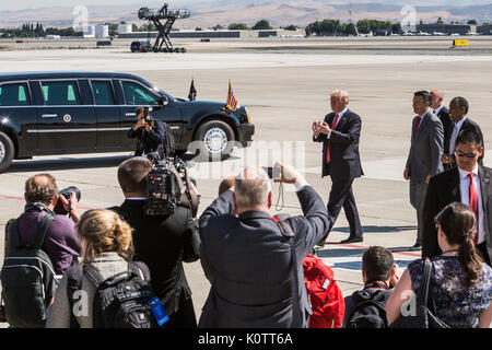 Reno, Nevada, Stati Uniti d'America. 23 Ago, 2017. Presidente TRUMP tubicini la sua mano come egli cammina verso gli ospiti VIP di Reno, Nevada, aeroporto su Mercoledì, 23 agosto 2017. Trump è di lingua presso la American Legion convenzione presso la Reno-Sparks Convention Center. La American Legion è un tempo di guerra associazione dei veterani che spesso mantiene la sua convenzione annuale al Reno-Sparks Convention Center. Credito: ZUMA Press, Inc./Alamy Live News Foto Stock