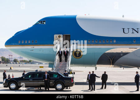 Reno, Nevada, Stati Uniti d'America. 23 Ago, 2017. Presidente TRUMP E BEN CARSON uscire dalla Air Force One, a Reno in Nevada, mercoledì 23 agosto, 2017. Trump è di lingua presso la American Legion convenzione presso la Reno-Sparks Convention Center. La American Legion è un tempo di guerra associazione dei veterani che spesso mantiene la sua convenzione annuale al Reno-Sparks Convention Center. Credito: ZUMA Press, Inc./Alamy Live News Foto Stock