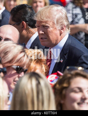 Reno, Nevada, Stati Uniti d'America. 23 Ago, 2017. Presidente TRUMP saluta gli ospiti VIP di Reno, Nevada, aeroporto su Mercoledì, 23 agosto 2017. Trump è di lingua presso la American Legion convenzione presso la Reno-Sparks Convention Center. La American Legion è un tempo di guerra associazione dei veterani che spesso mantiene la sua convenzione annuale al Reno-Sparks Convention Center. Credito: ZUMA Press, Inc./Alamy Live News Foto Stock