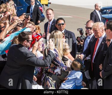 Reno, Nevada, Stati Uniti d'America. 23 Ago, 2017. Presidente TRUMP saluta gli ospiti VIP di Reno, Nevada, aeroporto su Mercoledì, 23 agosto 2017. Trump è di lingua presso la American Legion convenzione presso la Reno-Sparks Convention Center. La American Legion è un tempo di guerra associazione dei veterani che spesso mantiene la sua convenzione annuale al Reno-Sparks Convention Center. Credito: ZUMA Press, Inc./Alamy Live News Foto Stock