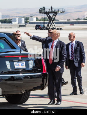 Reno, Nevada, Stati Uniti d'America. 23 Ago, 2017. Presidente TRUMP onde per ospiti VIP prima di uscire il Reno, Nevada, aeroporto su Mercoledì, 23 agosto 2017. ..Il presidente è di lingua presso la American Legion convenzione presso la Reno-Sparks Convention Center. La American Legion è un tempo di guerra associazione dei veterani che spesso mantiene la sua convenzione annuale al Reno-Sparks Convention Center. Credito: ZUMA Press, Inc./Alamy Live News Foto Stock