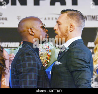 Las Vegas, Stati Uniti d'America. 23 Ago, 2017. Las Vegas, Nevada, Stati Uniti d'America - pugile Floyd Mayweather jr e UFC fighter Conor McGregor partecipare alla conferenza stampa finale per la loro lotta su agosto 23, 2017 a KA Teatro all'interno del MGM Grand Hotel & Casino di Las Vegas, Nevada Credit: ZUMA Press, Inc./Alamy Live News Foto Stock